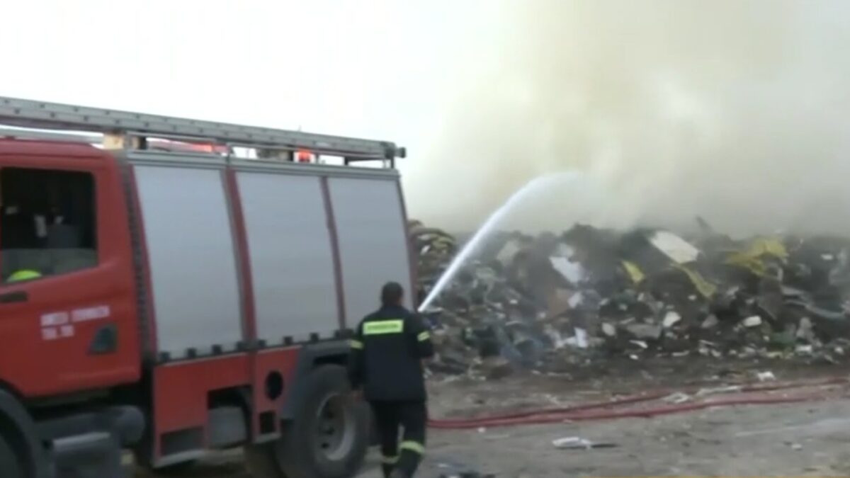 Φωτιά σε χωματερή στο Ωραιόκαστρο