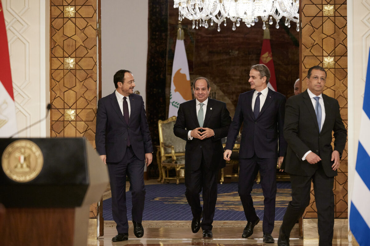 Στην Αίγυπτο ο Μητσοτάκης: Τετ α τετ με Αλ Σίσι και τριμερής με Χριστοδουλίδη - Στην ατζέντα θαλάσσιες ζώνες, Λιβύη, ενέργεια και Μονή Σινά