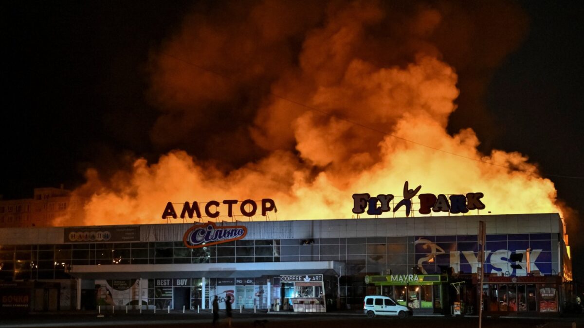 Εμπορικό κέντρο χτυπήθηκε από ρωσική επίθεση με μη επανδρωμένο αεροσκάφος, εν μέσω της ρωσικής επίθεσης κατά της Ουκρανίας, στη Ζαπορίζια
