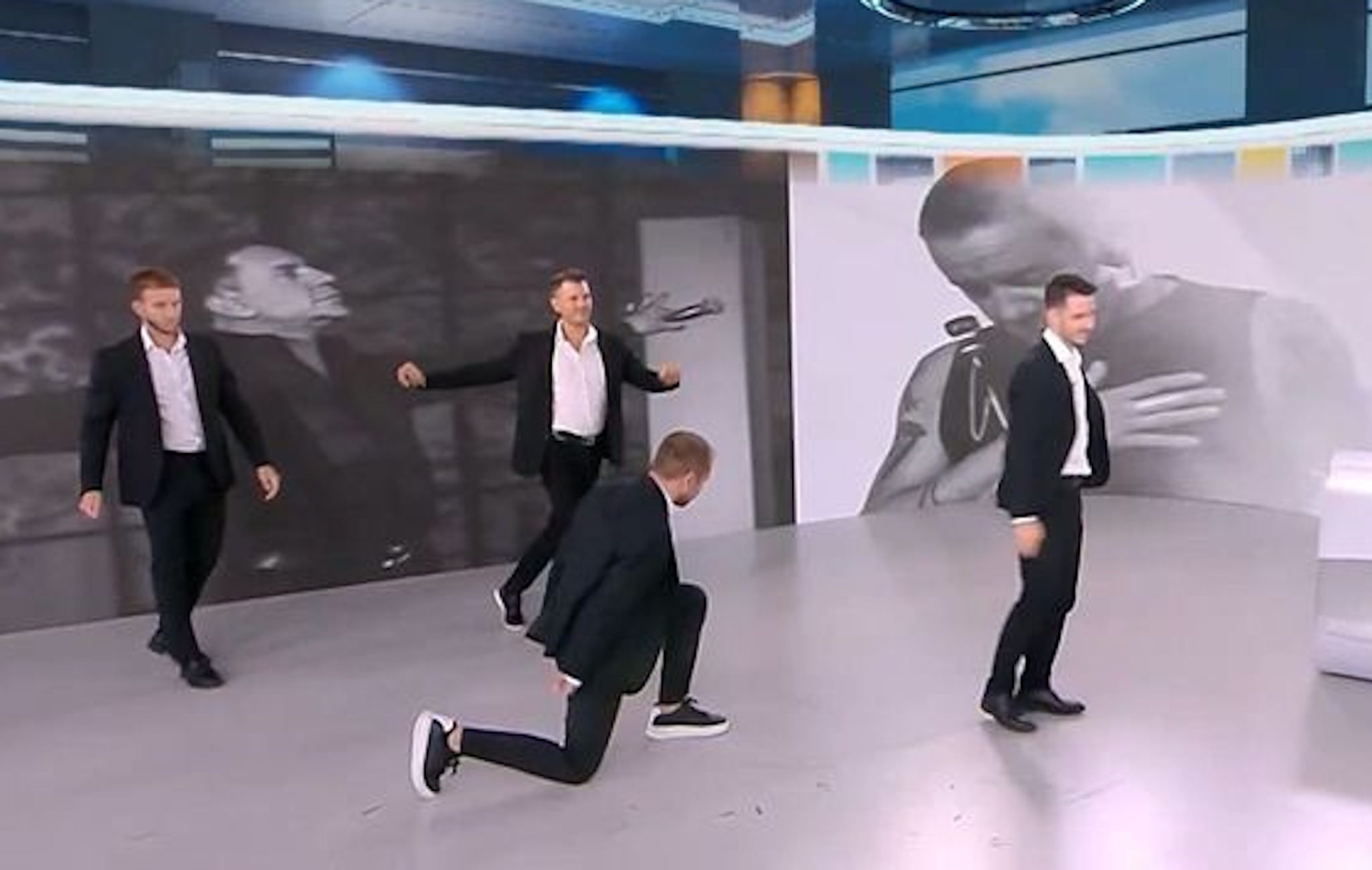 Γιώργος Μαζωνάκης: Ζεϊμπέκικο αφιερωμένο από τη Μίνα Καραμήτρου στην έναρξη της εκπομπής «Ρεπορτάζ στις 10»