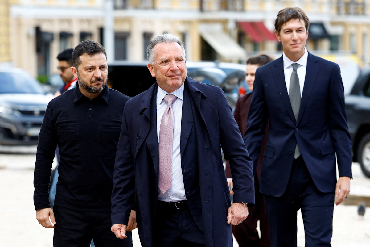 Ο Πρόεδρος της Ουκρανίας Βολοντίμιρ Ζελένσκι υποδέχεται τον γαμπρό του Προέδρου των ΗΠΑ Ντόναλντ Τραμπ, Τζάρετ Κούσνερ, και τον Ειδικό Απεσταλμένο των ΗΠΑ Στιβ Γουίτκοφ στο Κίεβo