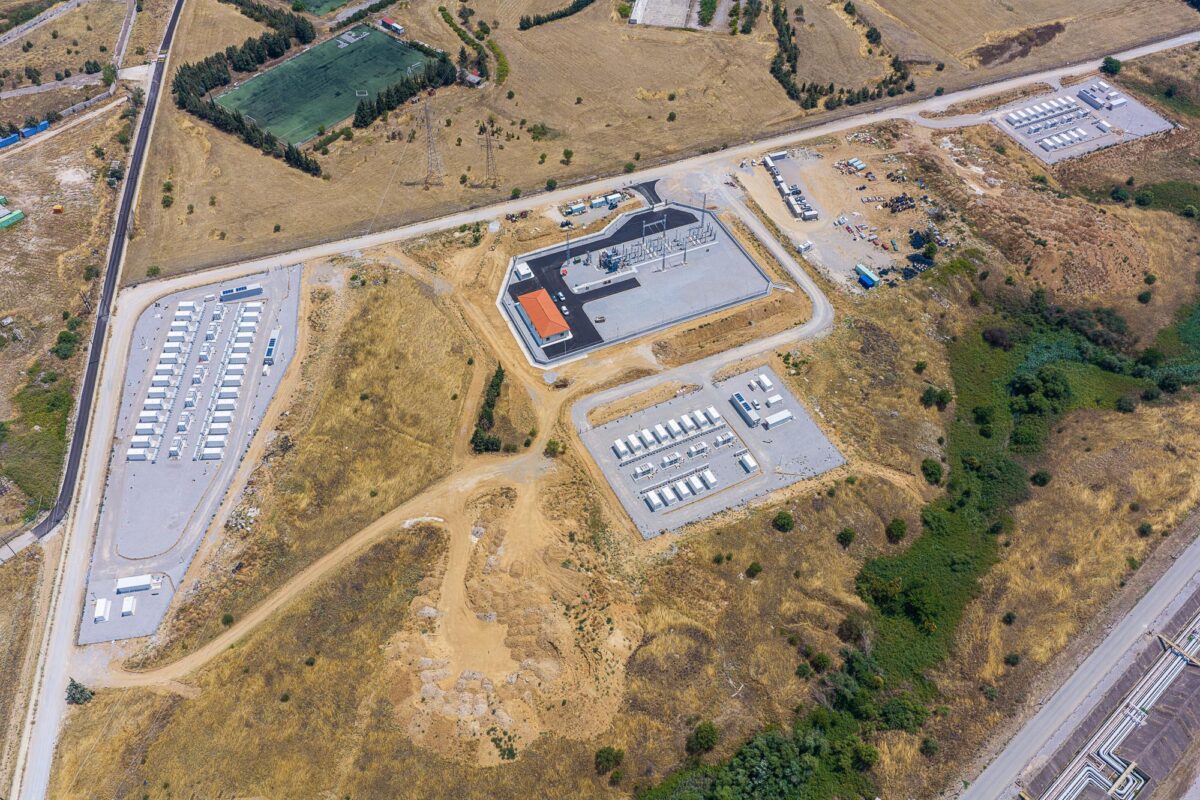 Η HELLENiQ ENERGY θέτει σε λειτουργία το πρώτο πάρκο «μπαταριών»