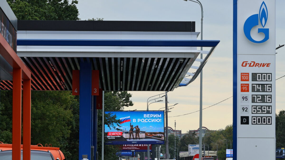 Cars queue to refuel at a Gazprom Neft fuel station amid fuel shortages following recent series of Ukrainian air attacks on oil refineries in Russian regions and further gasoline production cuts, in the course of the Russia-Ukraine conflict, in Moscow, Russia, August 20, 2026. The banner marking the upcoming National Flag Day reads: "We believe in Russia!"