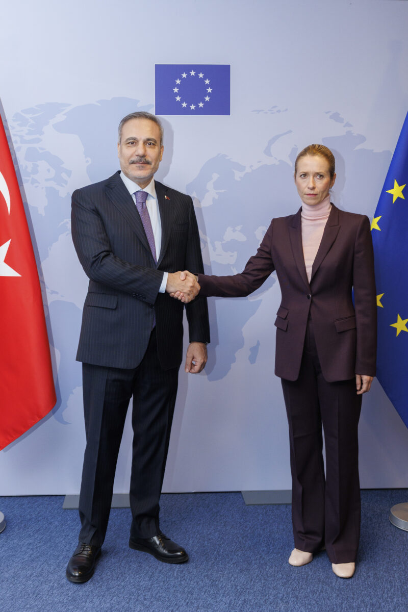 View of Kaja Kallas, EU High Representative of the Union for Foreign Affairs and Security Policy and Vice-President of the European Commission, and Hakan Fidan, Minister of Foreign Affairs of Turkiye, shaking hands in Brussels, Belgium, on 21 October 2026. The meeting was a working lunch.
Vue de Kaja Kallas, Haute representante pour les affaires etrangeres et la politique de securite et vice-presidente de la Commission Europeenne, et de Hakan Fidan, Ministre des Affaires etrangeres de Turkiye, se serrant la main a Bruxelles, Belgique, le 21 octobre 2026. La rencontre etait un dejeuner de travail.