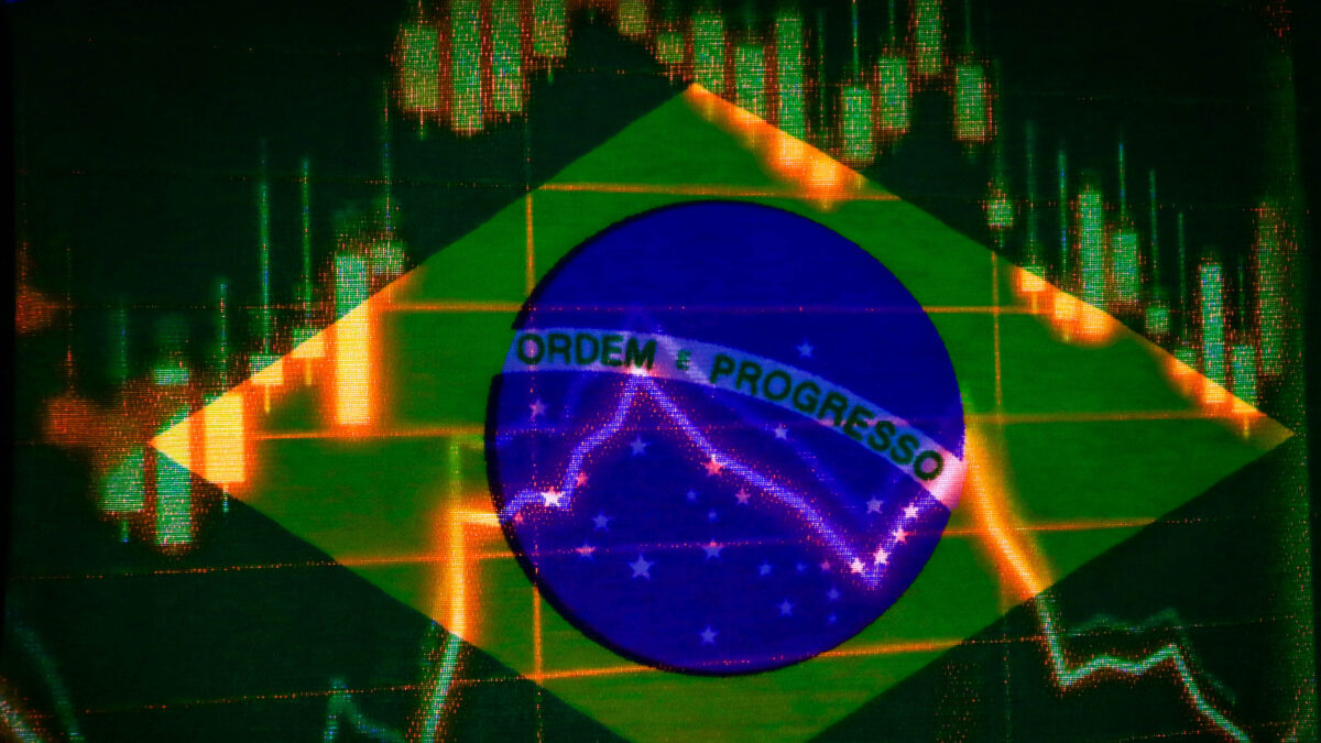 SaO PAULO, SP - 26.10.2026: EWZ REGISTRA FORTE QUEDA APoS ELEICoES. - The iShares MSCI Brazil ETF (EWZ), traded on the New York Stock Exchange and tracking Brazilian stocks, registered a sharp drop in pre-market trading on Monday (26), after the re-election of Luiz Inacio Lula da Silva to the Presidency of the Republic on Sunday (25). The movement reflects the initial reaction of international investors to the result of the Brazilian elections. The EWZ is the main instrument used by foreign investors to invest in the Brazilian stock market without needing to open a local account in Brazil.