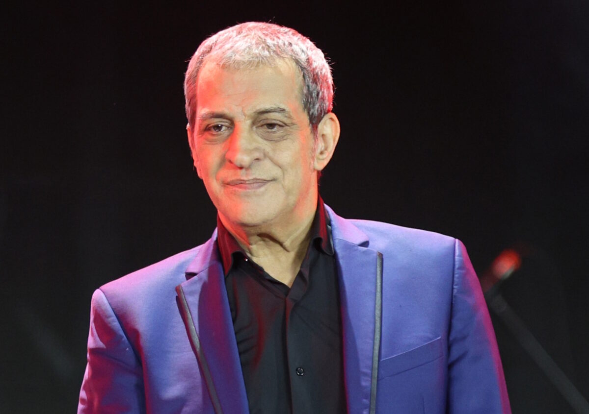 Θέμης Αδαμαντίδης: Η στιγμή που σηκώθηκε σε ταβέρνα και τραγούδησε την επιτυχία «Στην καρδιά» χωρίς ορχήστρα