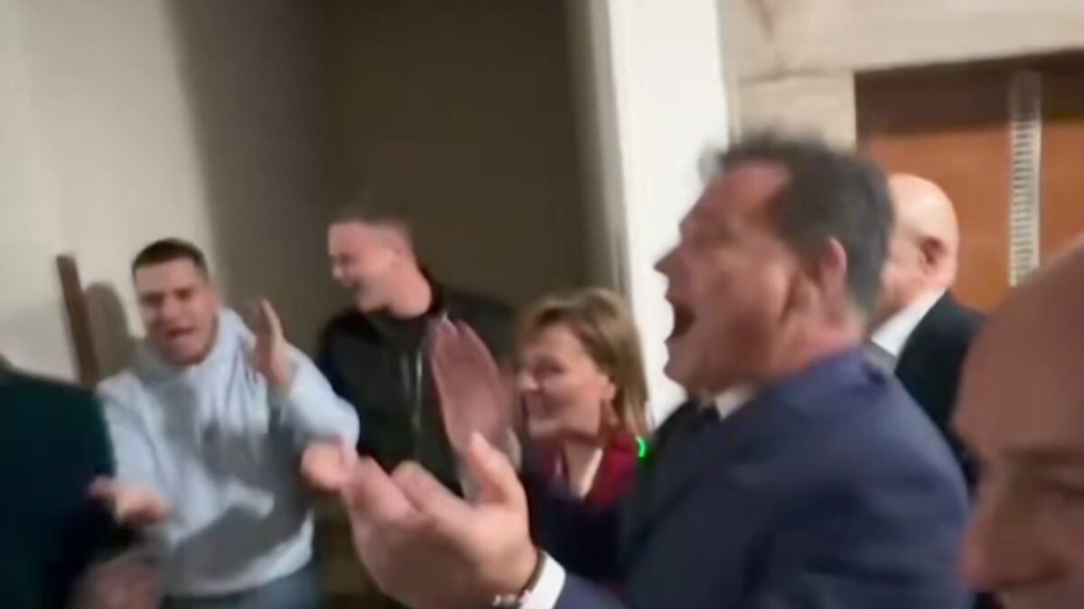 O Άδωνις Γεωργιάδης στα Γιάννενα τραγουδά «Και Α και Ου και ΔΑΠ-ΝΔΦΚ»