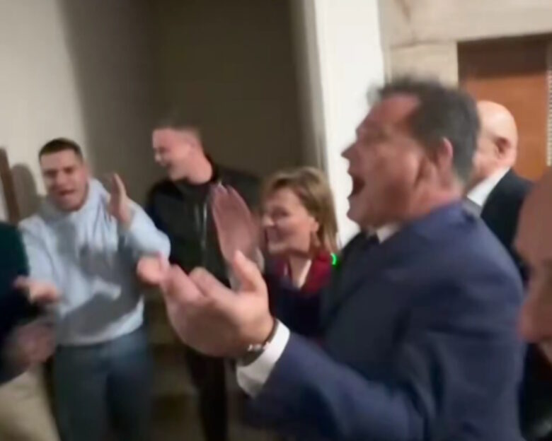 O Άδωνις Γεωργιάδης στα Γιάννενα τραγουδά «Και Α και Ου και ΔΑΠ-ΝΔΦΚ»
