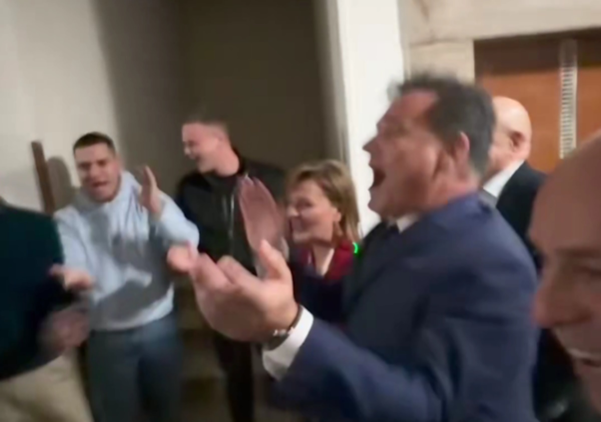 O Άδωνις Γεωργιάδης στα Γιάννενα τραγουδά «Και Α και Ου και ΔΑΠ-ΝΔΦΚ»