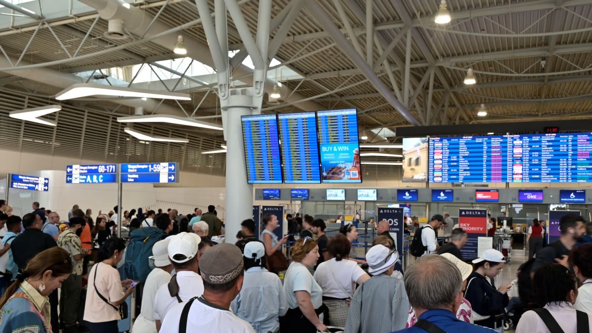 Επιβάτες στο αεροδρόμιο «Ελευθέριος Βενιζέλος»