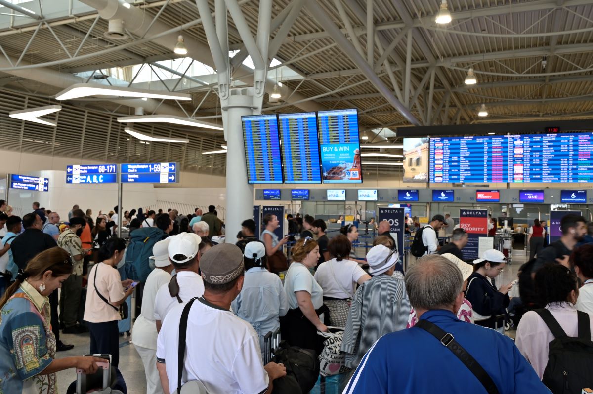 Επιβάτες στο αεροδρόμιο «Ελευθέριος Βενιζέλος»