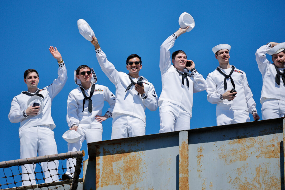 Στο Σαν Ντιέγκο γύρισε το αεροπλανοφόρο «USS Abraham Lincoln» - Συγκινητικές εικόνες επανένωσης των ναυτών με τις οικογένειές τους
