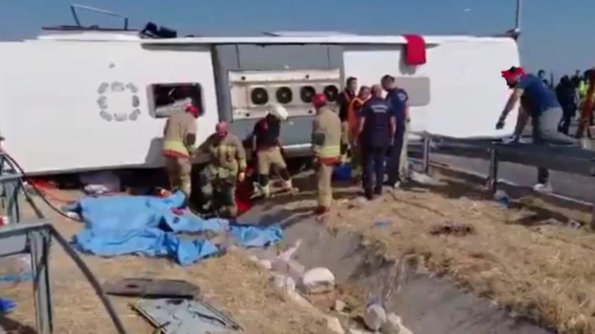 Το τροχαίο δυστύχημα στην Τουρκία συνέβη μετά από σύγκρουση τουριστικού λεωφορείου με αυτοκίνητο οδικής βοήθειας