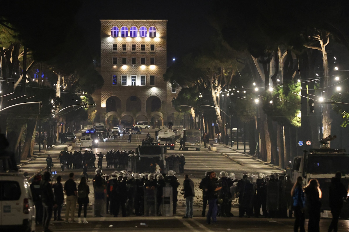 Αλβανία: Ασταμάτητες οι συγκρούσεις αστυνομικών και διαδηλωτών το βράδυ στα Τίρανα με πέτρες και μολότοφ - Νέο κάλεσμα σήμερα