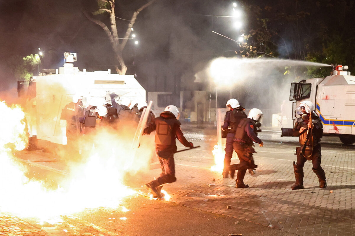 Αλβανία: «Φράγμα» έξω από το Κοινοβούλιο θα δημιουργήσουν οι διαδηλωτές - Νέα έκκληση για διάλογο από τον Ράμα