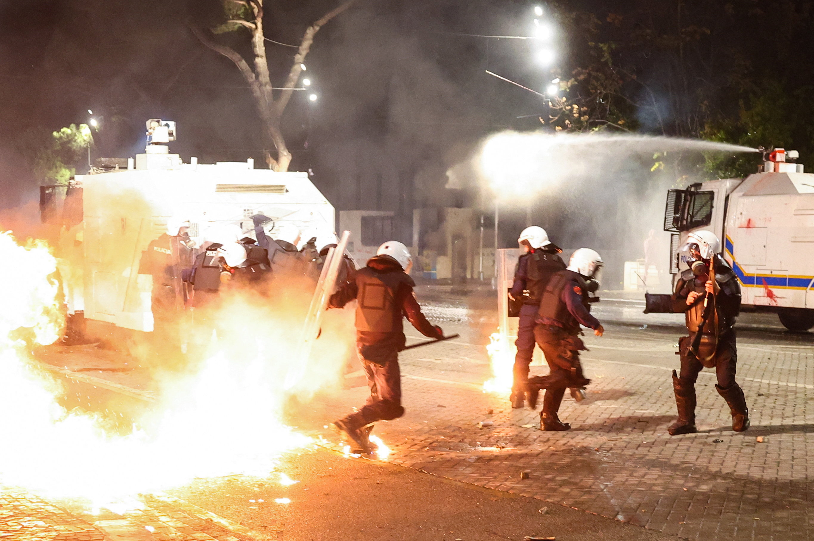 «Φράγμα» έξω από το Κοινοβούλιο της Αλβανίας θα δημιουργήσουν οι διαδηλωτές - Νέα έκκληση για διάλογο από τον Ράμα