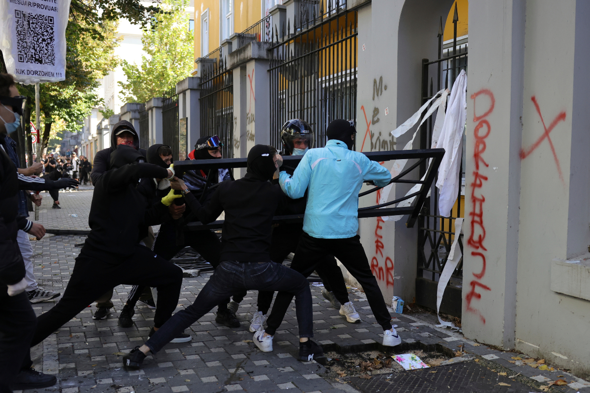 Αλβανία: Σοβαρά επεισόδια σε φοιτητικές διαδηλώσεις - Πέταξαν πέτρες και τσιμεντόλιθους στο υπουργείο Παιδείας