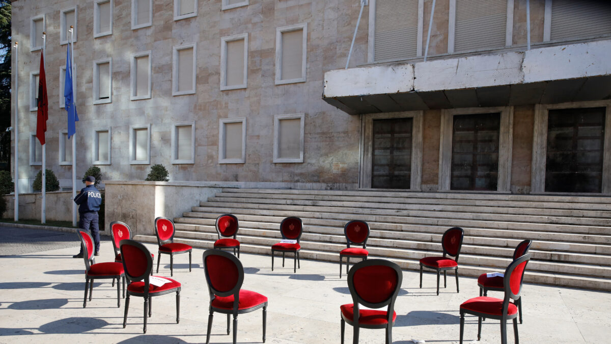 Καρέκλες τοποθετήθηκαν έξω από μπροστά από κυβερνητικό κτίριο
