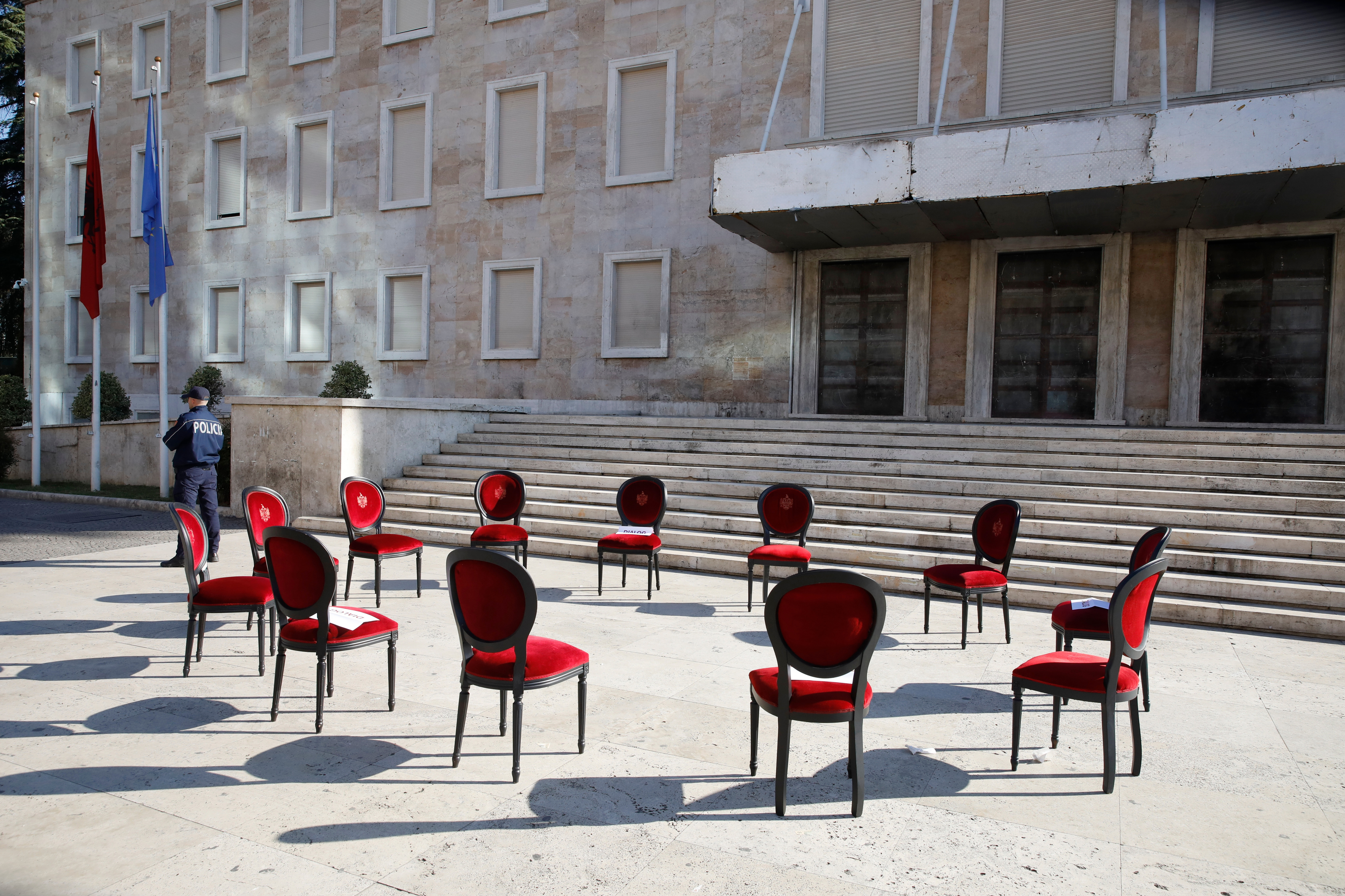 Αλβανία: Ο Έντι Ράμα έβαλε καρέκλες με τη λέξη «Διάλογος» έξω από το γραφείο του, τις αναποδογύρισαν οι διαδηλωτές