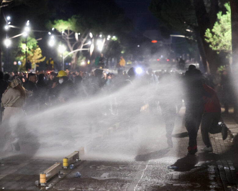 Επεισόδια για 9η ημέρα στην Αλβανία