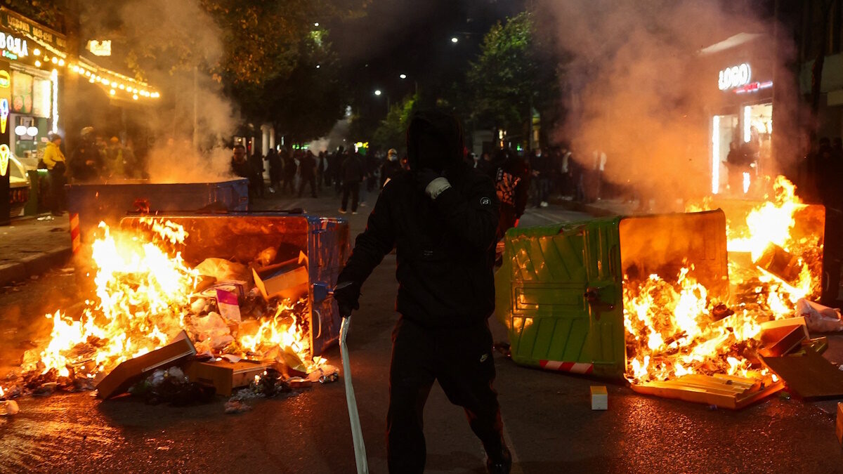 Διαδηλωτής ανάμεσα σε πυρπολημένους κάδους στη διάρκεια αντικυβερνητικής διαδήλωσης στα Τίρανα στις 17 Οκτωβρίου 2026
