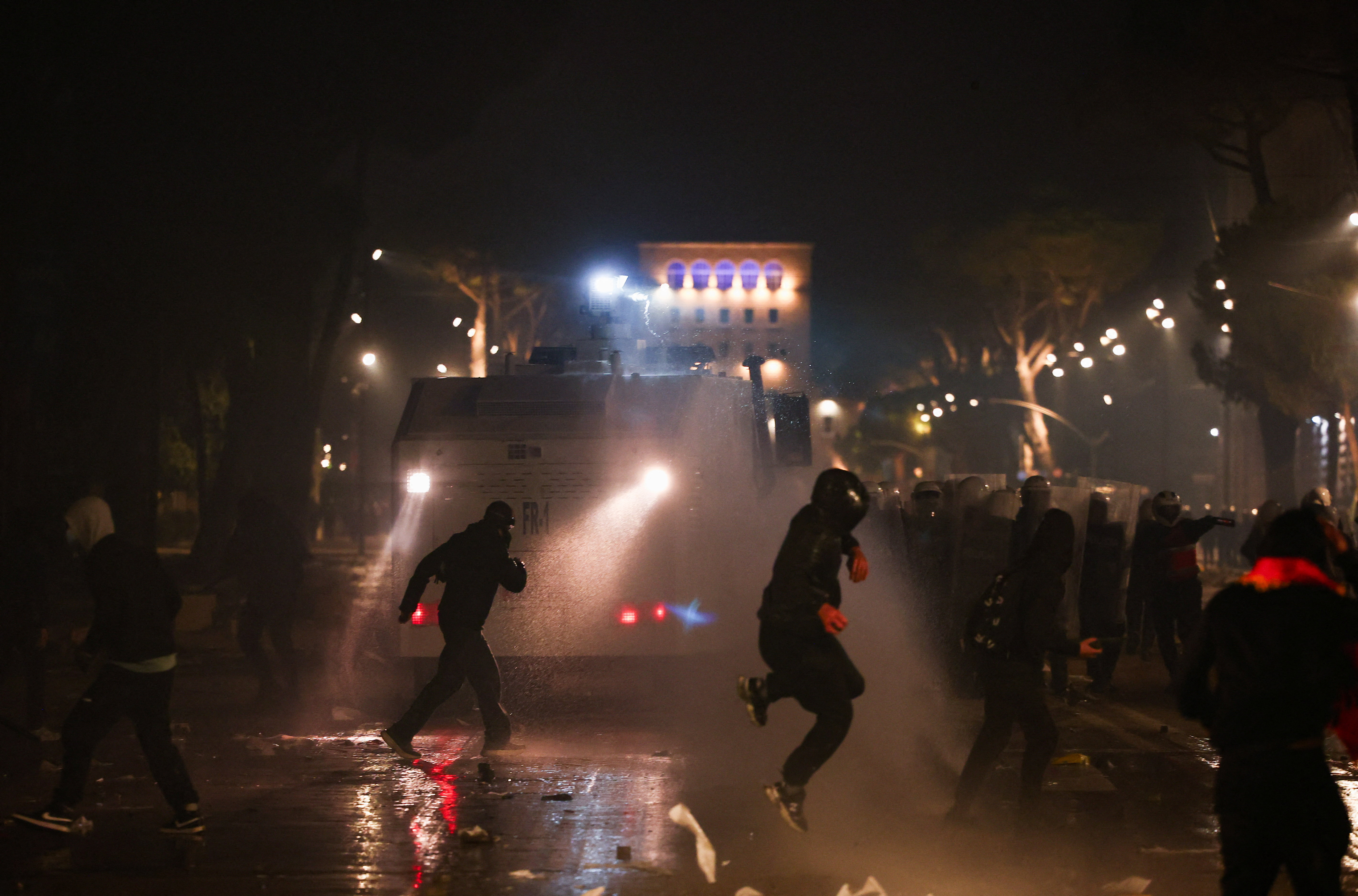 Τρίτη ημέρα συγκρούσεων και καταστροφών στην Αλβανία - Συνεχίζονται οι ταραχές στους δρόμους της πρωτεύουσας