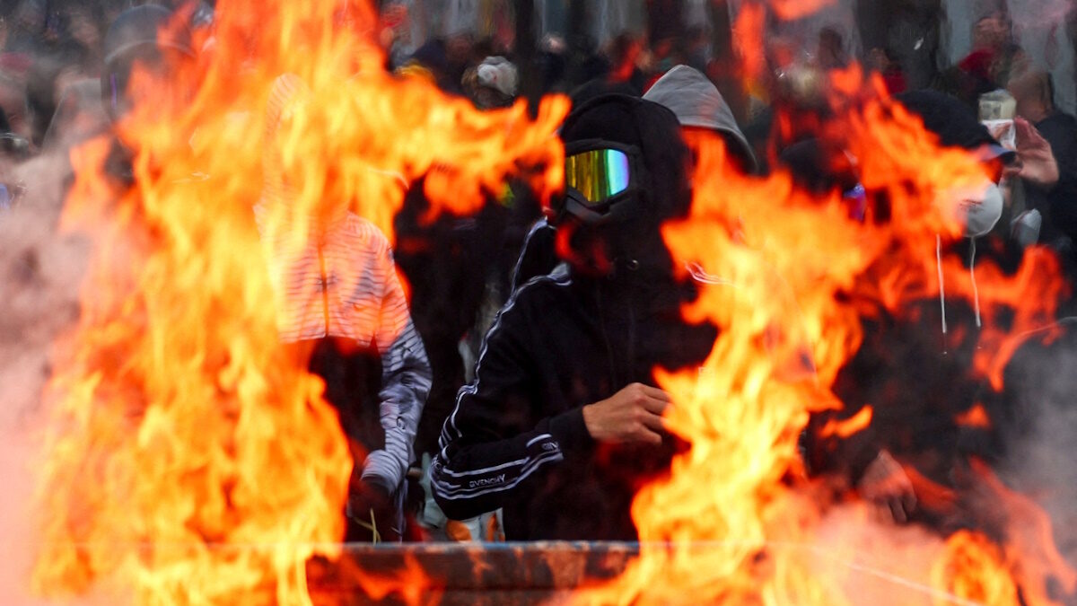 Διαδηλωτές δίπλα σε φλεγόμενο οδόφραγμα κατά τη διάρκεια αντικυβερνητικής διαδήλωσης στα Τίρανα, στις 31 Οκτωβρίου 2026