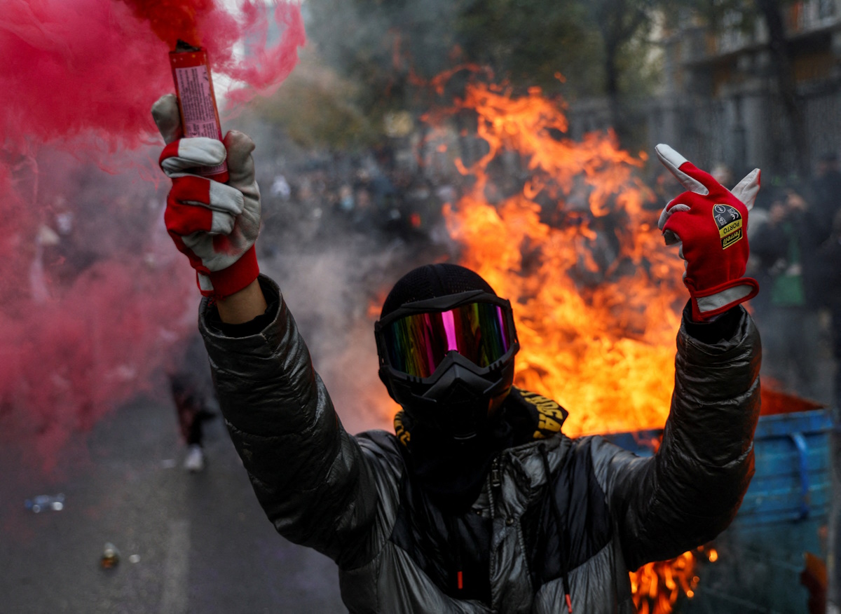 Αλβανός διαδηλωτής που φοράει μάσκα κρατά φωτοβολίδα στη διαδήλωση στα Τίρανα, στις 31 Οκτωβρίου 2026