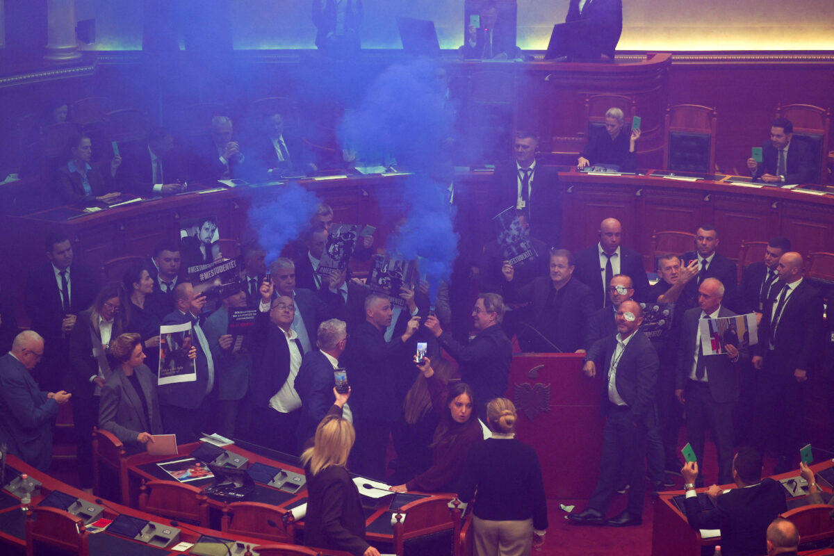 Αλβανία: Χάος στη Βουλή - Αναψαν καπνογόνα στελέχη της αντιπολίτευσης