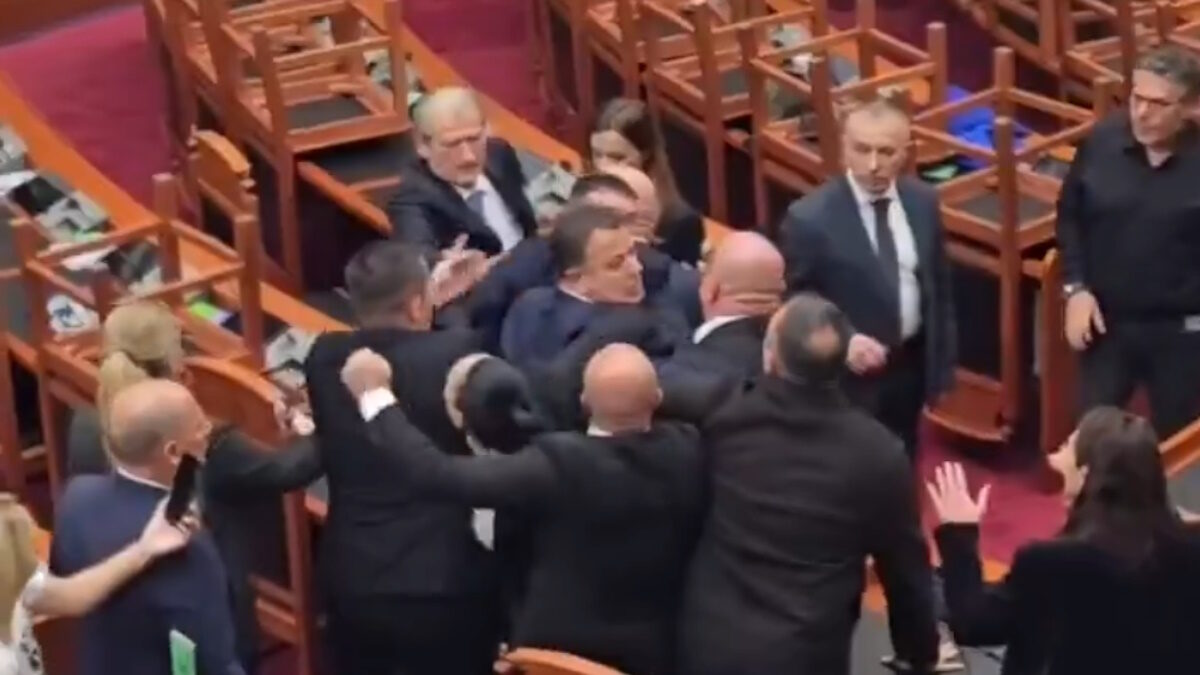 Η στιγμή του τσακωμού των βουλευτών στην Αλβανία