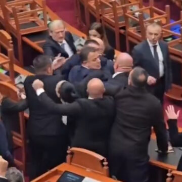 Η στιγμή του τσακωμού των βουλευτών στην Αλβανία
