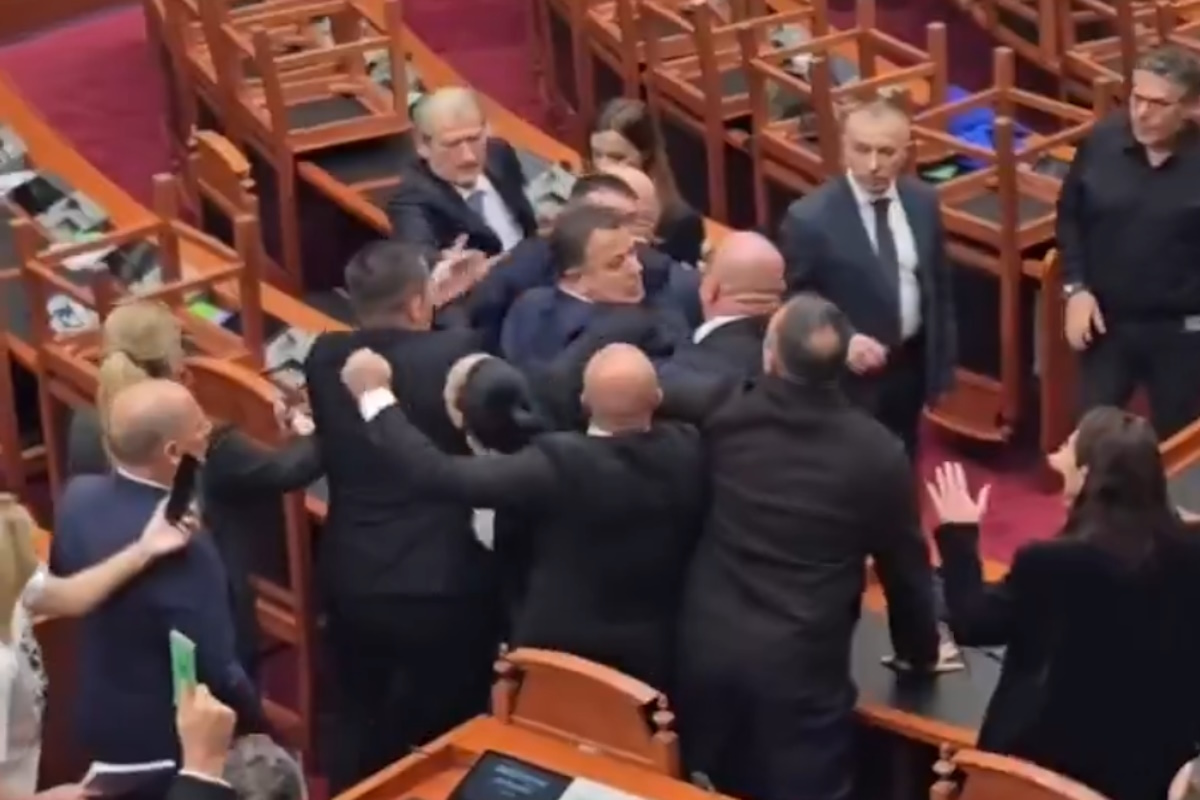 Η στιγμή του τσακωμού των βουλευτών στην Αλβανία