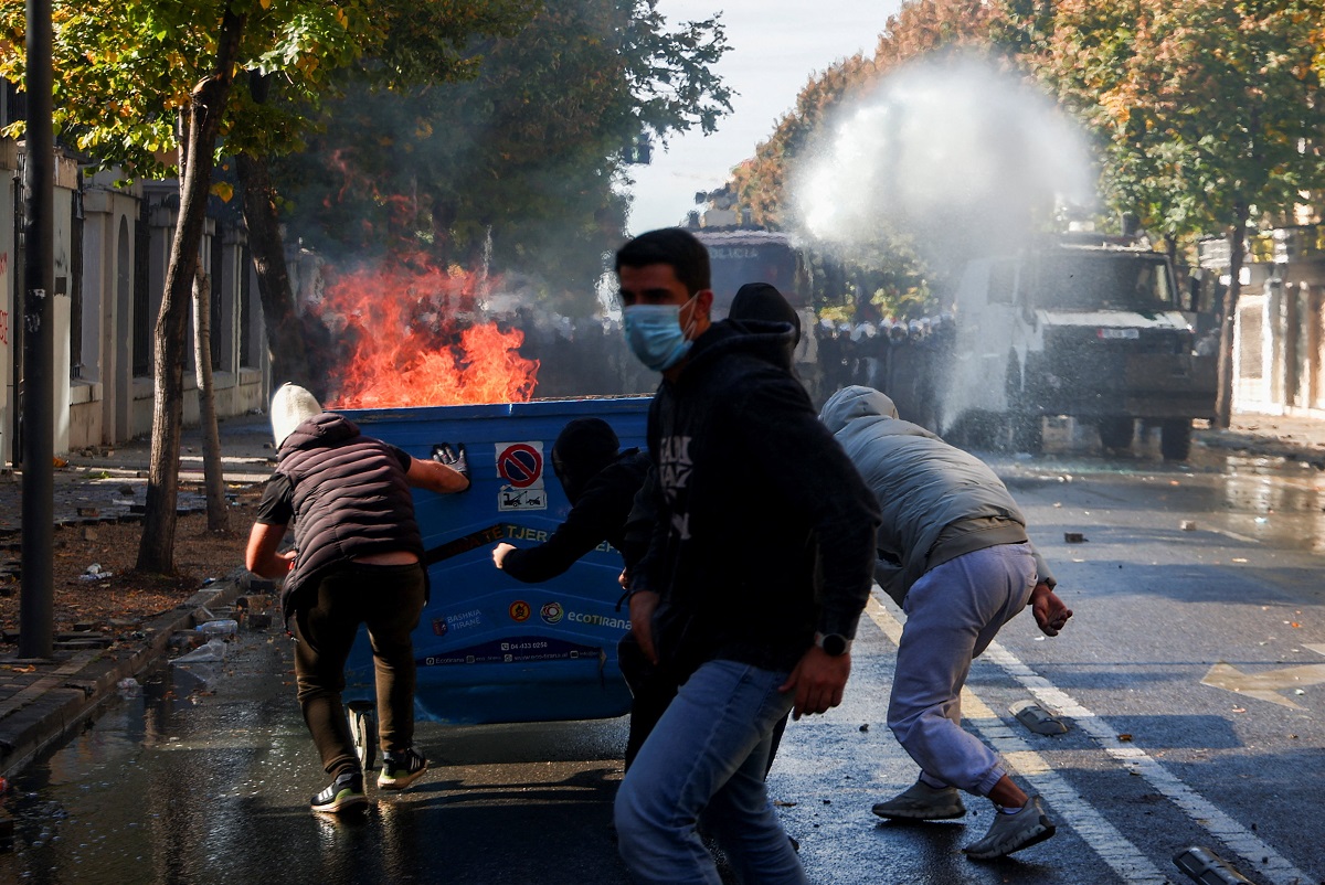 Στα άκρα οι συγκρούσεις στην Αλβανία: Χιλιάδες στις διαδηλώσεις, δεκάδες συλλήψεις