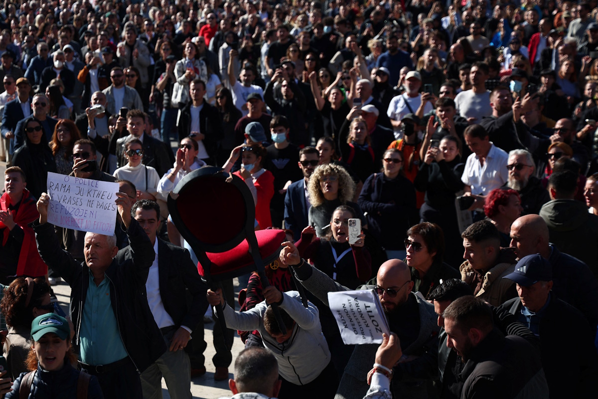 Αλβανία: Διχαστικός ο Ράμα για να «σπάσει» τις διαδηλώσεις - Υπόσχεται 2.500 ευρώ σε αστυνομικούς, απειλεί τους φοιτητές ότι θα χάσουν υποτροφίες