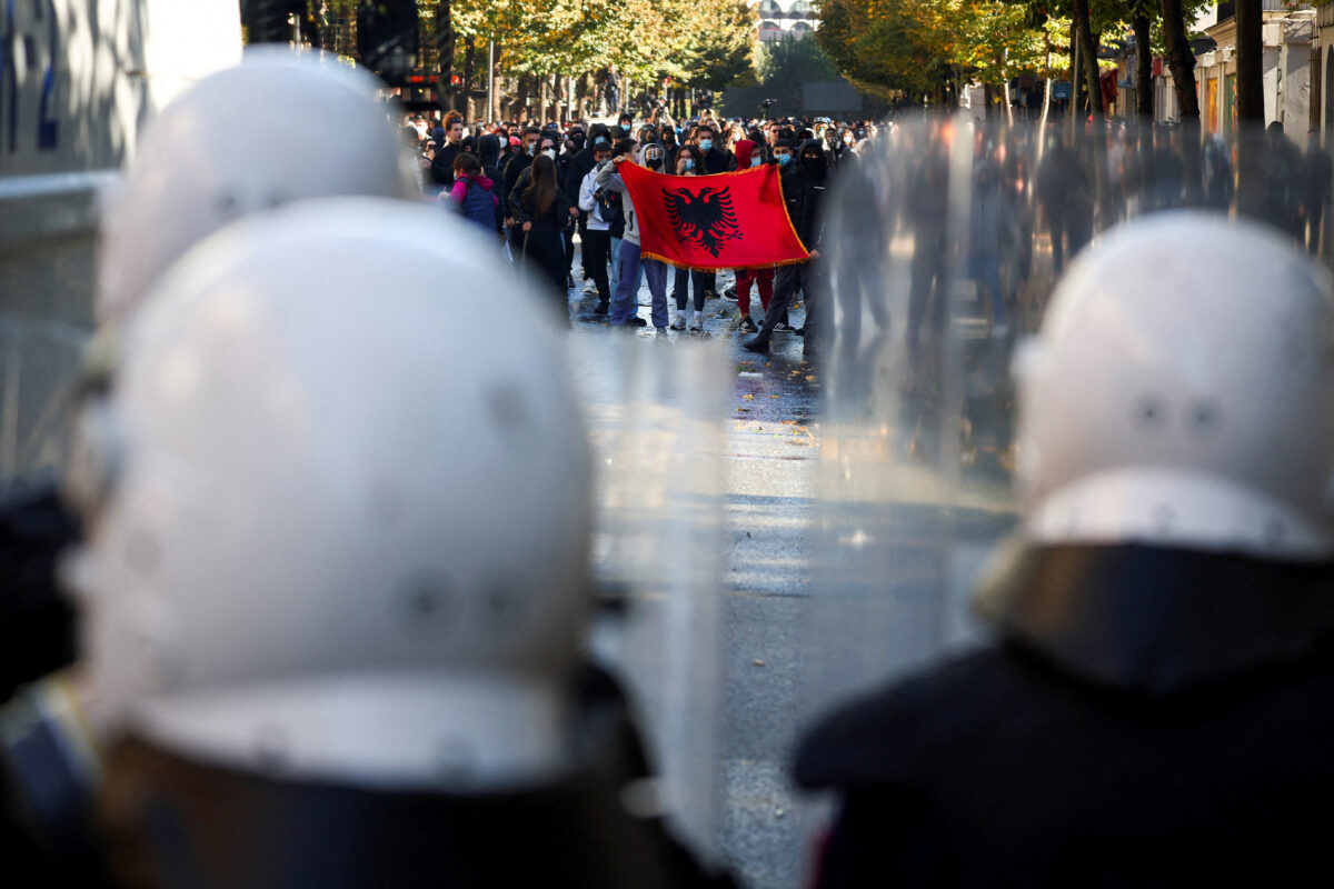 Αλβανία: «Βράζει» η χώρα με νέες διαδηλώσεις και βασικό αίτημα την παραίτηση Ράμα – Βία, φωτιές και συγκρούσεις