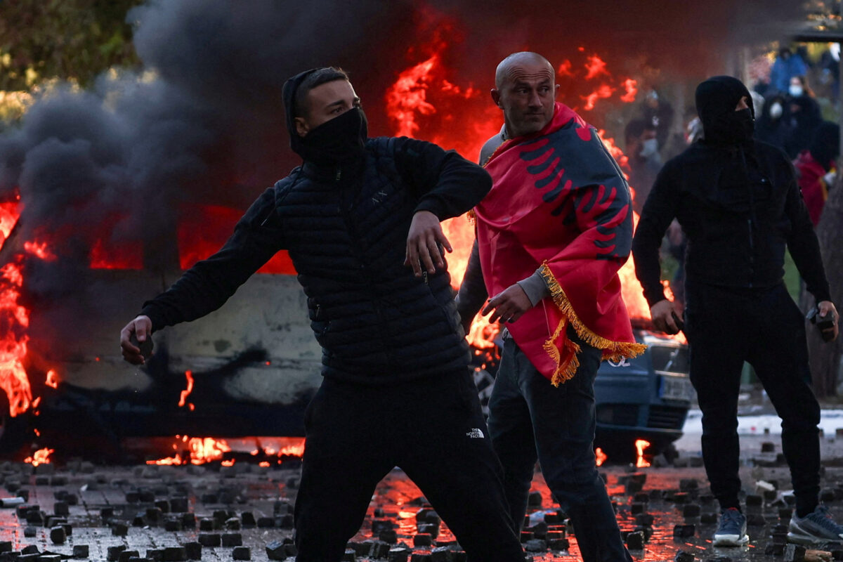Αλβανία: Σκηνικό πολέμου στα Τίρανα με φωτιές και λιθοβολισμούς - «Όσοι επιλέγουν πέτρες θα βρουν απέναντί τους το κράτος», λέει ο Ράμα