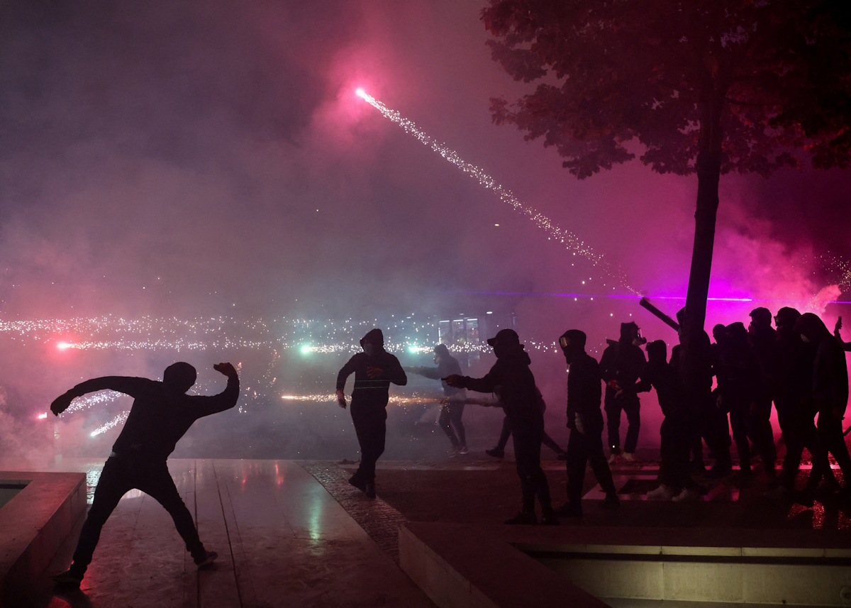 Αλβανία: Πεδίο μάχης τα Τίρανα - Χημικά, πύρινα οδοφράγματα και κυνηγητό γύρω από το υπουργείο Παιδείας