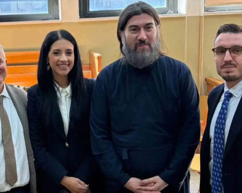 Ο πατήρ Αντώνιος και οι συνήγοροι