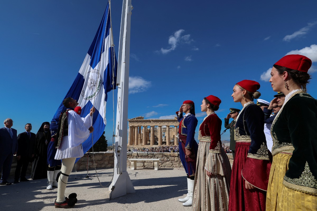 82 χρόνια από την Απελευθέρωση της Αθήνας από τη γερμανική κατοχή: Η τελετή έπαρσης της σημαίας στην Ακρόπολη