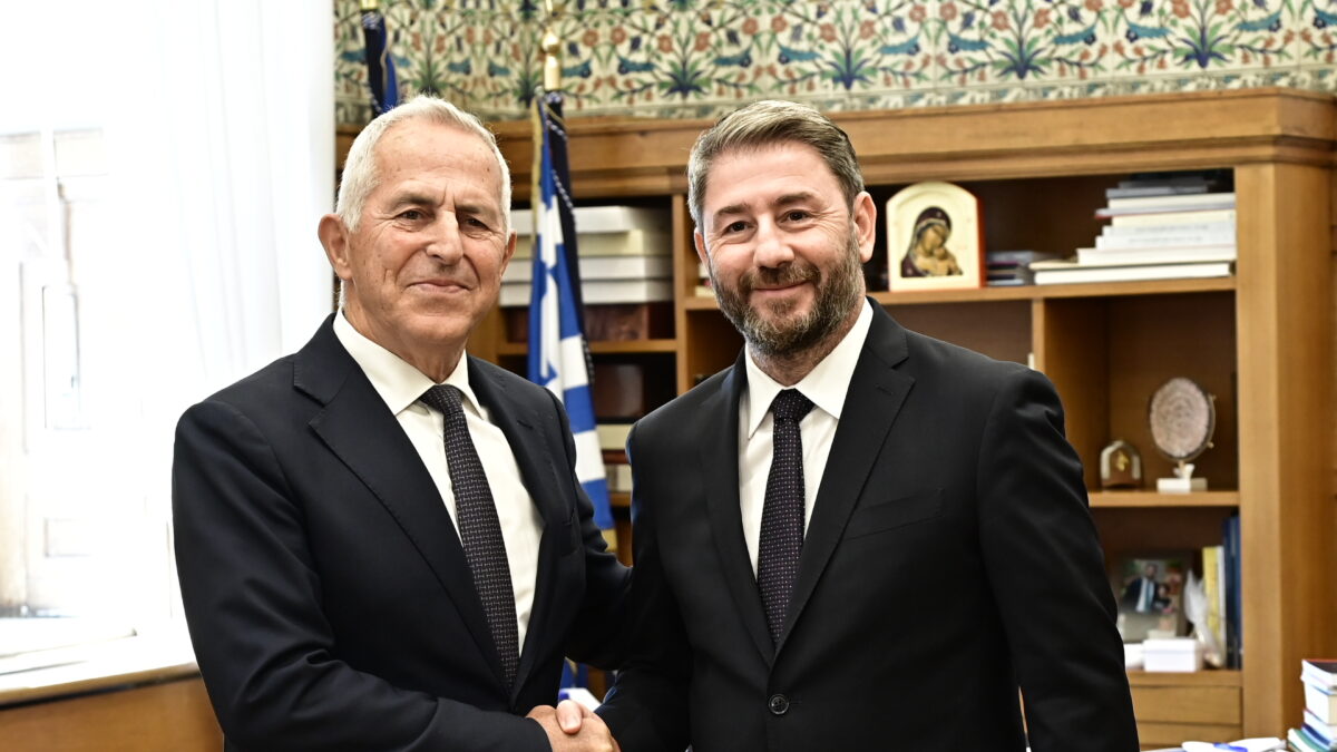 Συνάντηση του προέδρου του ΠΑΣΟΚ-Κινήματος Αλλαγής, Νίκου Ανδρουλάκη με τον ανεξάρτητο βουλευτή Ευάγγελο Αποστολάκη στο γραφείο του στη Βουλή.   Δευτέρα 5 Οκτωβρίου 2026  (ΜΙΧΑΛΗΣ ΚΑΡΑΓΙΑΝΝΗΣ