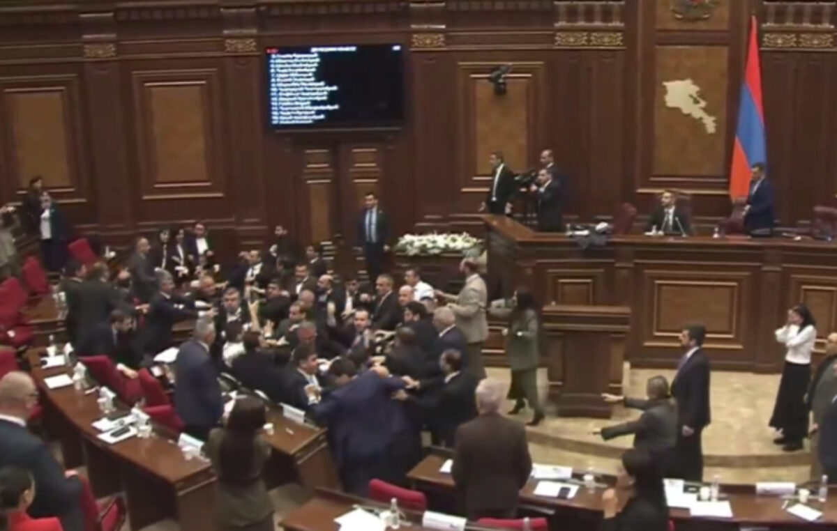 Χαμός στη Βουλή της Αρμενίας: Βουλευτές πιάστηκαν στα χέρια, διεκόπη η συνεδρίαση και συνεχίστηκε το ξύλο στους διαδρόμους