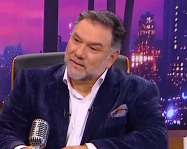 Ο Γρηγόρης Αρναούτογλου στην πρεμιέρα της εκπομπής «The 2night Show»