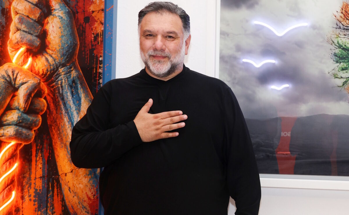 Ο Γρηγόρης Αρναούτογλου δέχτηκε «επίθεση αγάπης» από σκύλο - Το βίντεο που τον γεμίζει τα φιλιά