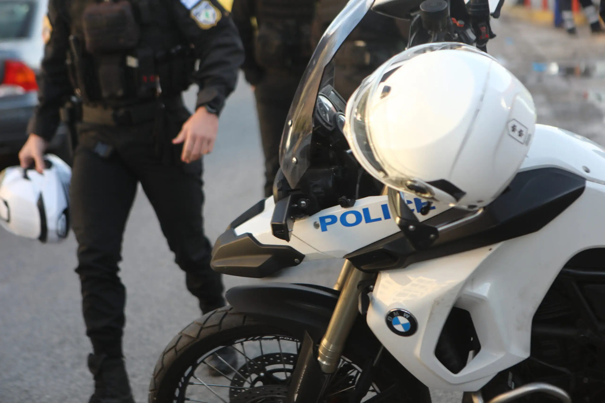 Περιστέρι: Δύο συλλήψεις για πιστόλι και φυσίγγια - Τα είχε κρύψει στο εσώρουχό του