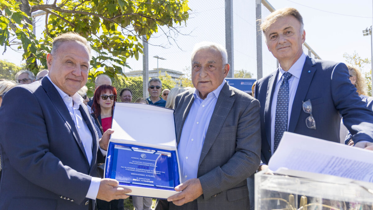 Από αριστερά, ο Δήμαρχος Θεσσαλονίκης Στέλιος Αγγελούδης, ο Εντεταλμένος Σύμβουλος του Ομίλου ΑΒΑΞ και Αντιπρόεδρος της ΕΤΕΘ Κωνσταντίνος Λυσαρίδης και ο Αντιδήμαρχος Πολιτισμού και Τουρισμού Βασίλης Γάκης