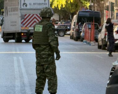 Πέταξαν χειροβομβίδα έξω από καφέ στο κέντρο της Αθήνας: ΤΕΕΜ στο σημείο και διακοπή κυκλοφορίας στην Αχαρνών