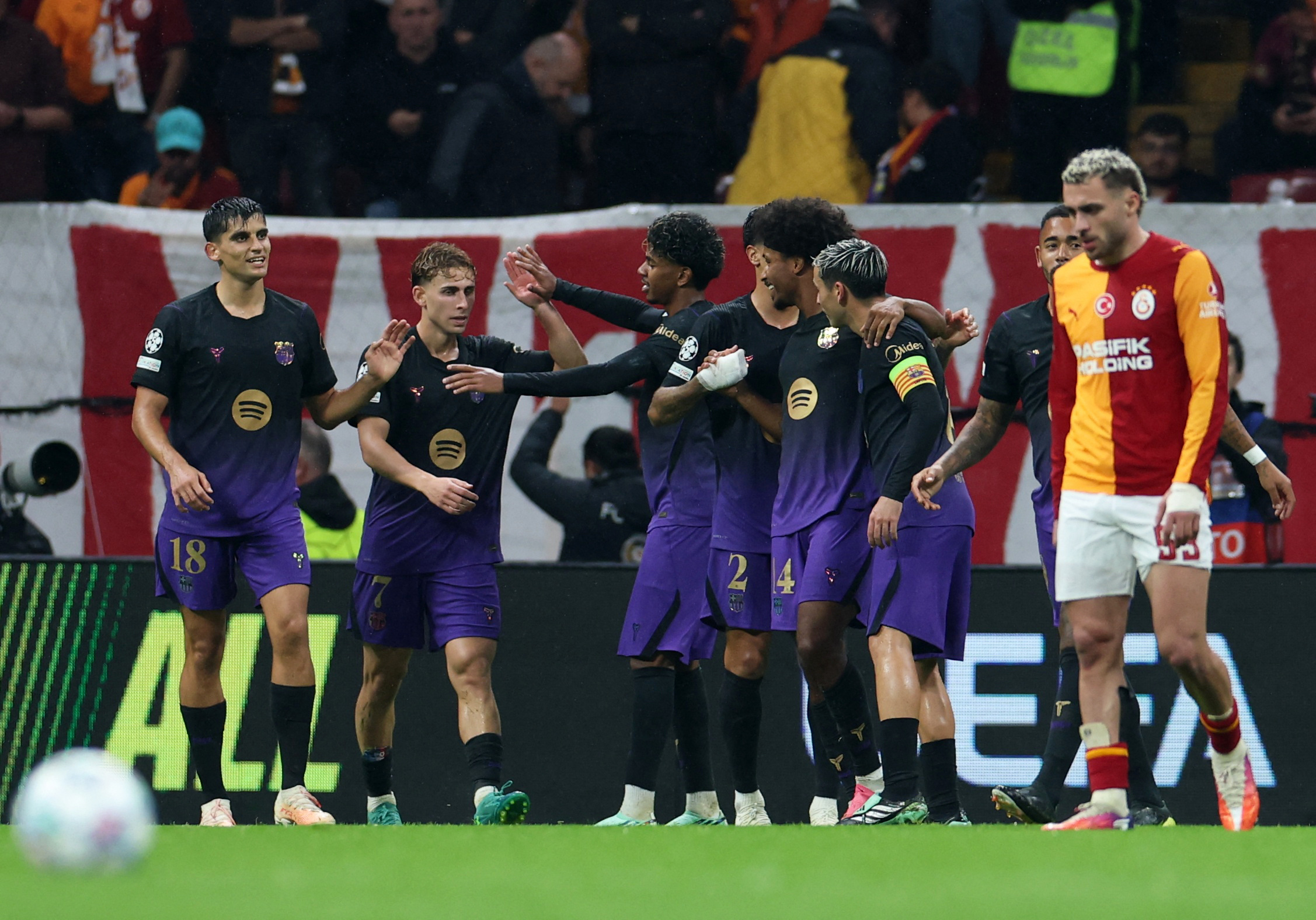 Champions League: Η Μπαρτσελόνα κέρδισε 4-1 με ανατροπή τη Γαλατασαράι, τρομερές εκπλήξεις από Βίκινγκ και Μπριζ κόντρα σε Μπάγερν και Ίντερ