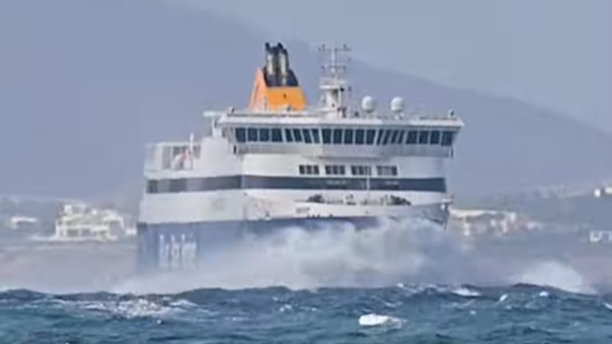 Η «μάχη» του Blue Star να δέσει στη Νάξο εν μέσω ισχυρών ανέμων