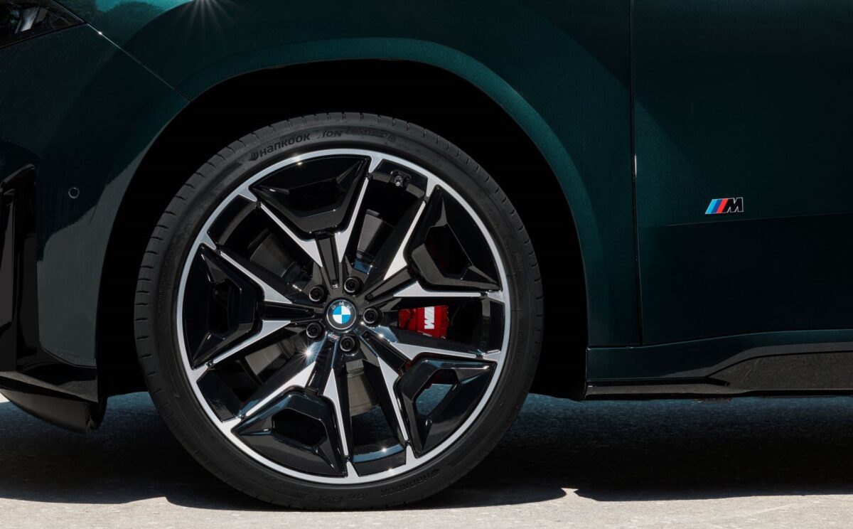 BMW iX3 M60 xDrive με 612 ίππους και αυτονομία έως 754 χλμ.