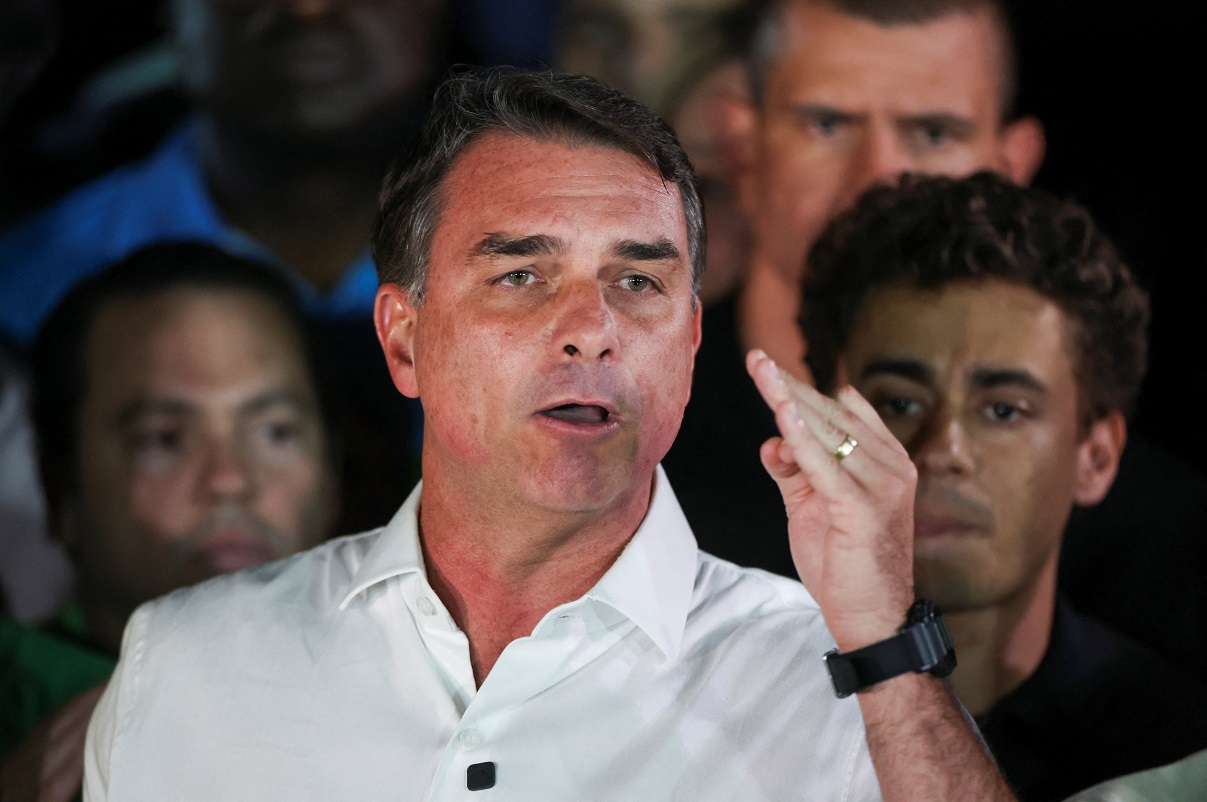 Βραζιλία: Ο Φλάβιο Μπολσονάρο δήλωσε πως του απαγορεύθηκε η έξοδος από τη χώρα